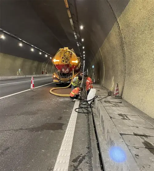 龙湾镇隧道排水渠清淤